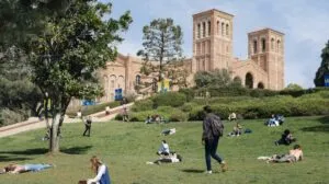 Campus de la Universidad de California con estudiantes caminando mientras surge debate por recortes federales.