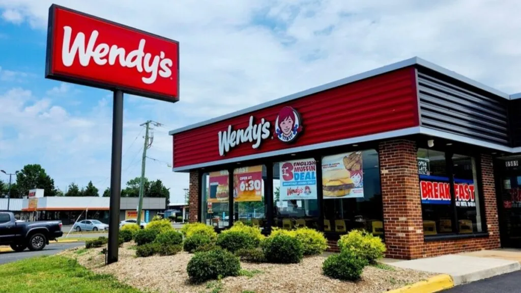 Fachada de un restaurante Wendy’s cerrado en Estados Unidos tras baja en ventas.