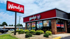 Fachada de un restaurante Wendy’s cerrado en Estados Unidos tras baja en ventas.