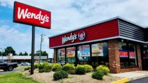 Fachada de un restaurante Wendy’s cerrado en Estados Unidos tras baja en ventas.