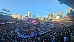 Aficionados llenan Petco Park para un evento de WWE que impulsa turismo y celebra talento local