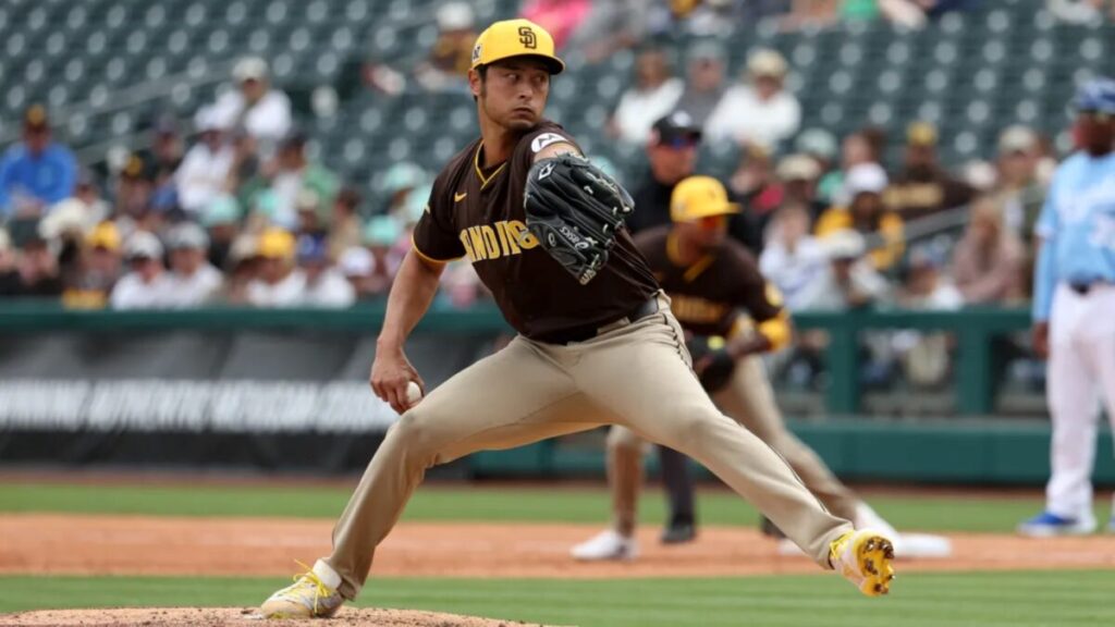 Yu Darvish con uniforme de los Padres sale del campo tras confirmarse su lesión en el brazo derecho