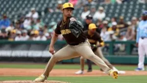 Yu Darvish con uniforme de los Padres sale del campo tras confirmarse su lesión en el brazo derecho