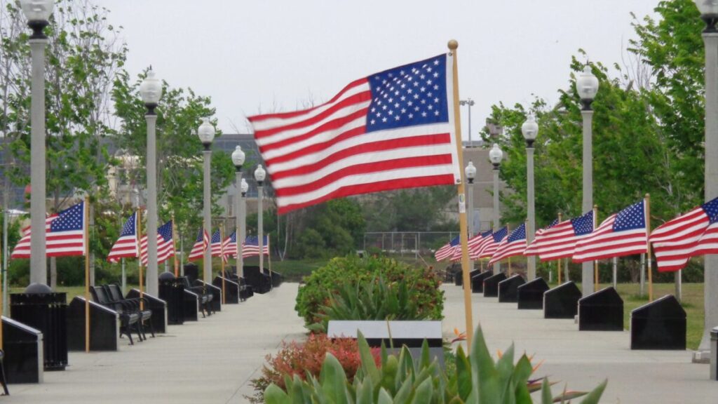 Homenaje en el 52 Boats Memorial con banderas y árboles conmemorativos en Liberty Station