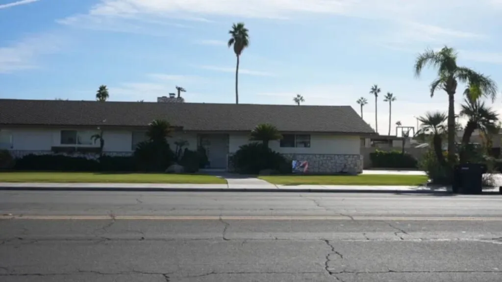 Patrulla policial en zona rural relacionada con el arresto de un agricultor de California acusado de homicidio