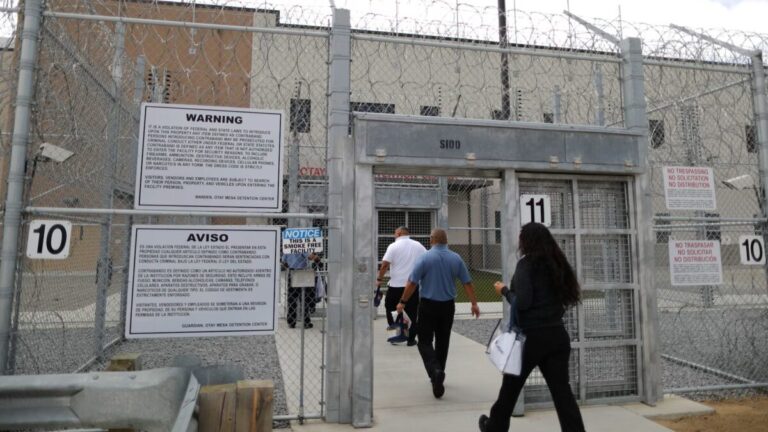 Agentes federales realizan operativos mientras aumentan los arrestos de ICE en San Diego según nuevos datos regionales