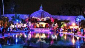 Luces festivas iluminan Balboa Park durante December Nights con actividades familiares y ambiente comunitario