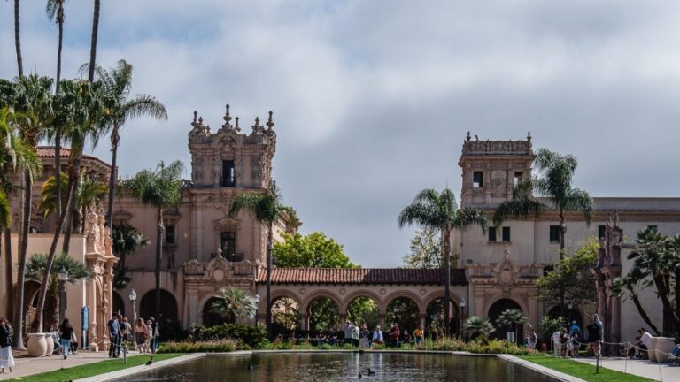 Vista de Balboa Park con visitantes y arquitectura histórica en un entorno urbano activo