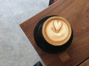 Fachadas y espacios interiores de cafeterías en Tijuana que representan el auge del café de especialidad