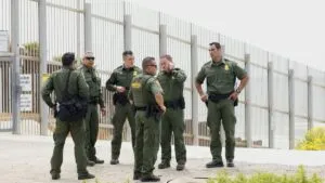 Agentes federales realizan operativos en California contra conductores con licencias comerciales