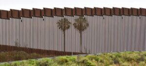 Frontera San Diego-Tijuana con presencia militar y vigilancia aérea representando militarized zone