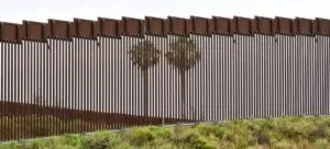 Frontera San Diego-Tijuana con presencia militar y vigilancia aérea representando militarized zone