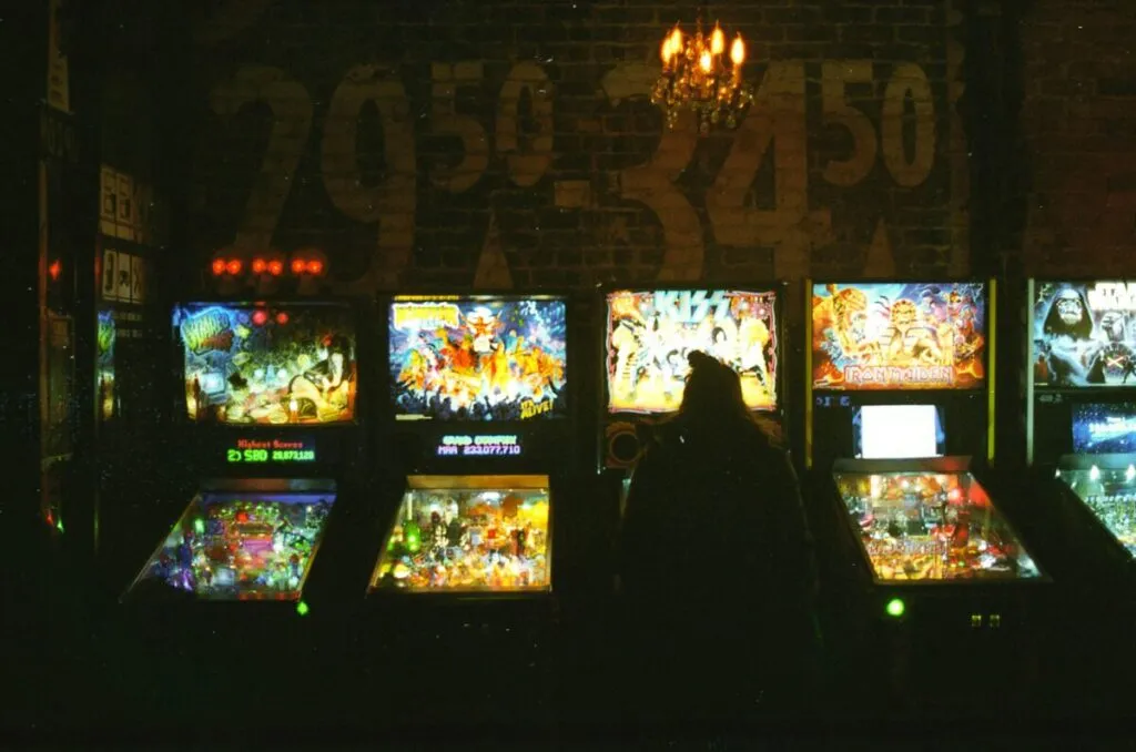 Agentes revisan tragamonedas decomisadas en operativos contra casinos clandestinos en San Diego