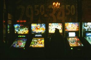 Agentes revisan tragamonedas decomisadas en operativos contra casinos clandestinos en San Diego