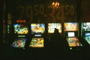 Agentes revisan tragamonedas decomisadas en operativos contra casinos clandestinos en San Diego