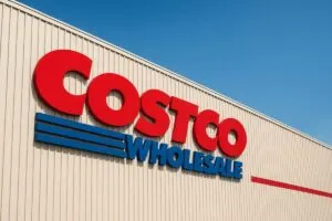Fachada de tienda Costco en San Diego, con logo visible y cielo azul, en contexto de reembolsos arancelarios