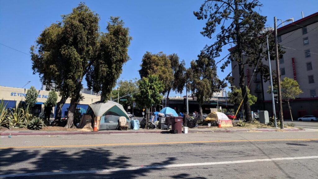 Vista de edificios en California que refleja el impacto de la crisis de vivienda en residentes locales