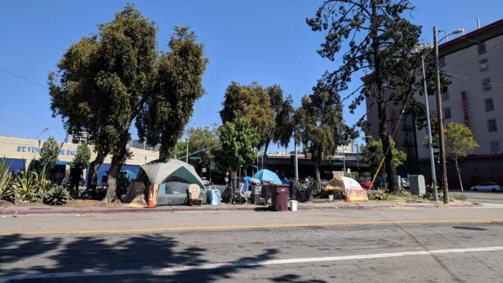Vista de edificios en California que refleja el impacto de la crisis de vivienda en residentes locales