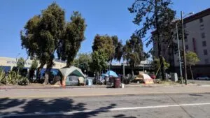 Vista de edificios en California que refleja el impacto de la crisis de vivienda en residentes locales