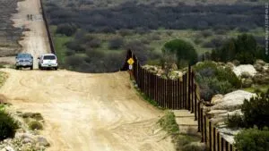 Cruce ilegal disminuye en la frontera de San Diego con mayor presencia de la Patrulla Fronteriza