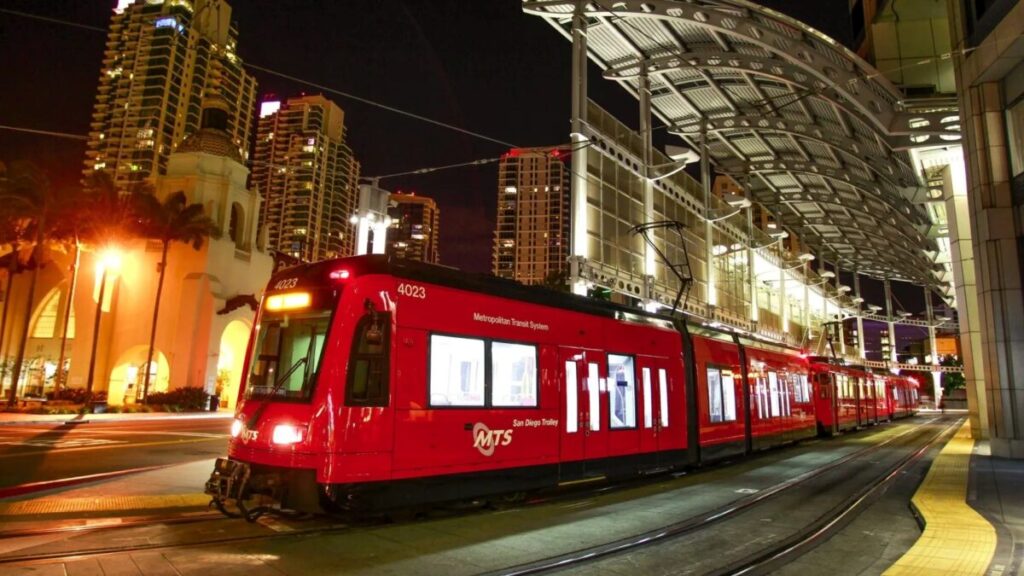 Pasajeros esperando el trolley en San Diego mientras el déficit del MTS obliga a ajustar operaciones del sistema de transporte