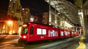 Pasajeros esperando el trolley en San Diego mientras el déficit del MTS obliga a ajustar operaciones del sistema de transporte