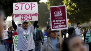 Manifestantes latinos protestan contra deportaciones y redadas migratorias en Estados Unidos