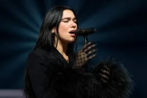 Dua Lipa vestida de rojo con estilo elegante, en una imagen profesional antes de su presentación en México