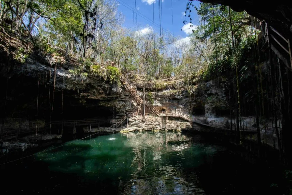 Sistema de cuevas inundadas del cenote más grande de México con formaciones rocosas y aguas cristalinas