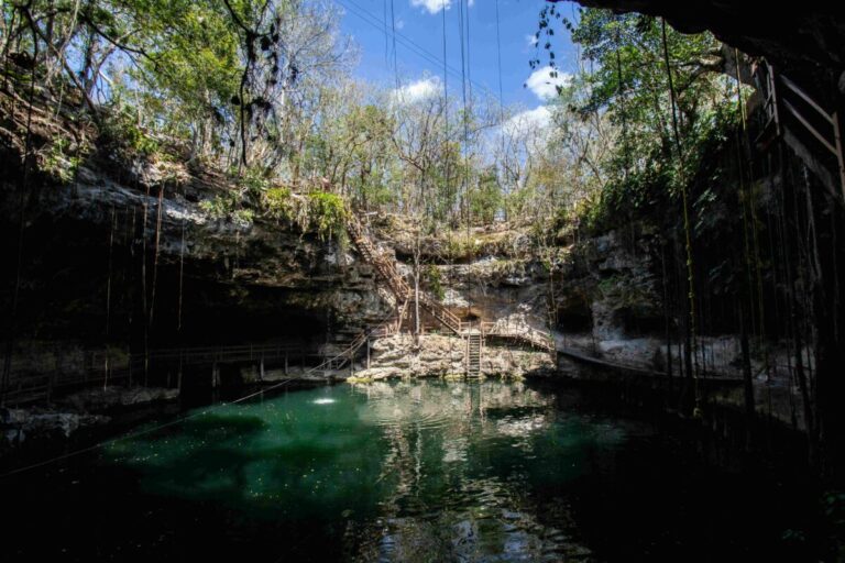 Sistema de cuevas inundadas del cenote más grande de México con formaciones rocosas y aguas cristalinas