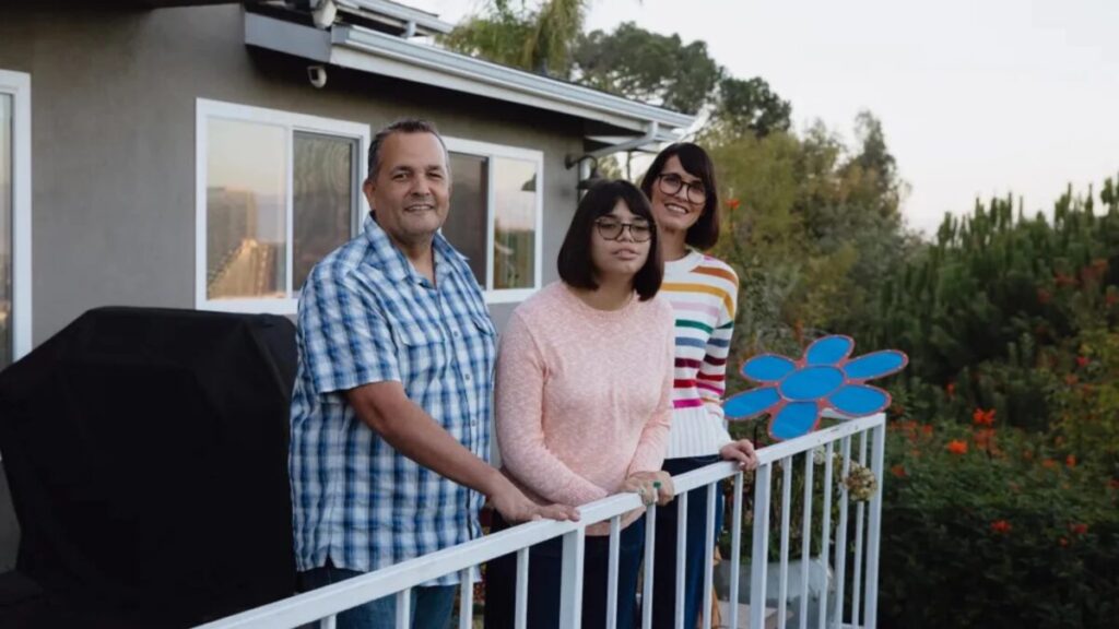 Estudiantes con discapacidades en entorno escolar mientras enfrentan recortes a servicios esenciales