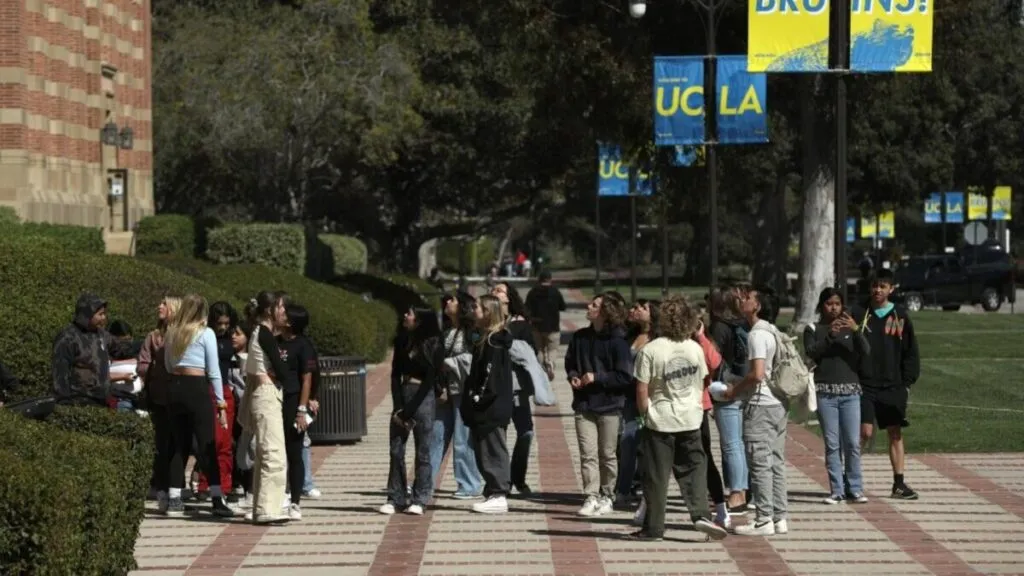 Estudiantes internacionales en campus universitario de California mientras enfrentan políticas migratorias restrictivas