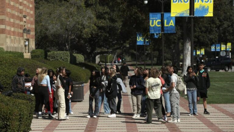 Estudiantes internacionales en campus universitario de California mientras enfrentan políticas migratorias restrictivas