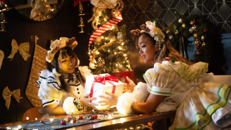 Ambiente festivo con gastronomía, mercados y cocteles que representan los eventos navideños de San Diego en diciembre