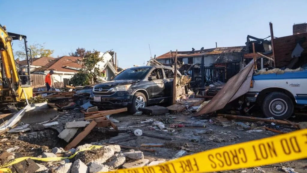 Explosión de gas destruye vivienda y deja heridos en vecindario de California