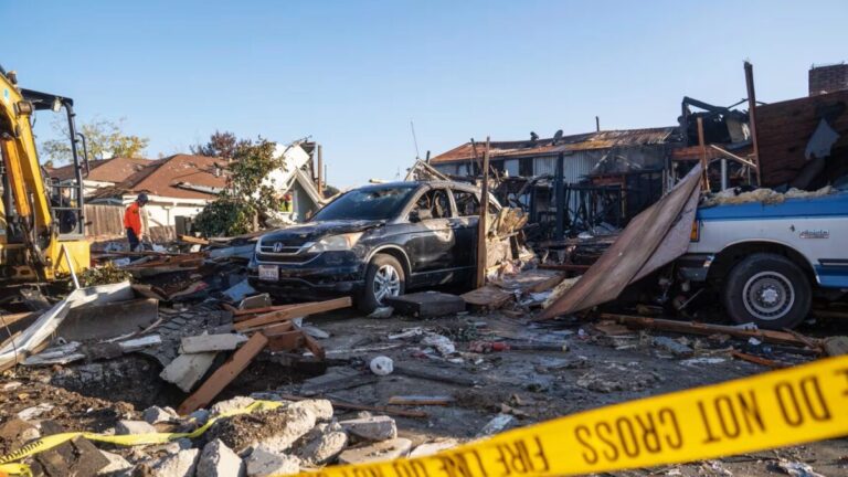 Explosión de gas destruye vivienda y deja heridos en vecindario de California