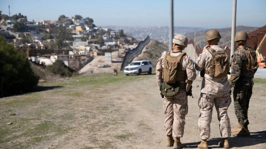 Ilustración editorial que muestra el debate legal y político sobre el uso federal de la Guardia Nacional en California