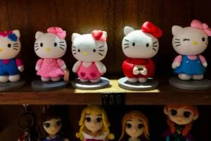 Espacio navideño en San Diego decorado con temática de Hello Kitty y elementos de la cultura pop