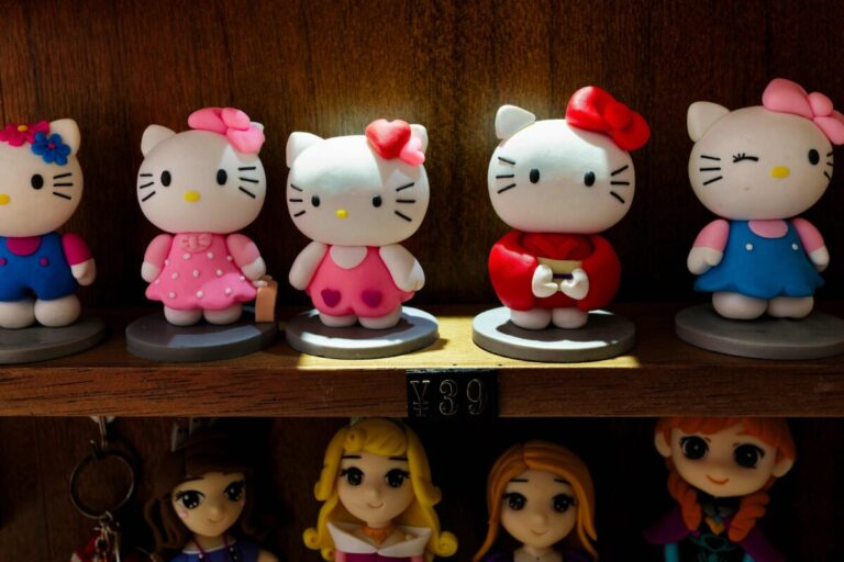 Espacio navideño en San Diego decorado con temática de Hello Kitty y elementos de la cultura pop