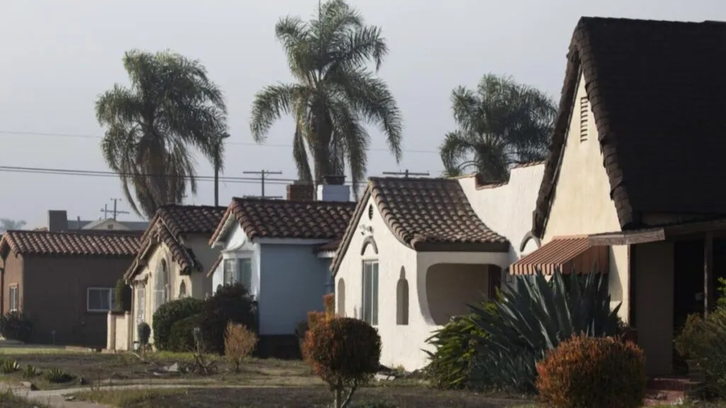 Panorama urbano de San Diego que refleja la crisis de vivienda y el difícil acceso a hogares para residentes locales