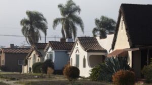 Panorama urbano de San Diego que refleja la crisis de vivienda y el difícil acceso a hogares para residentes locales