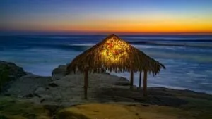 La histórica Surf Shack de Windansea en La Jolla luce una corona navideña iluminada frente al mar