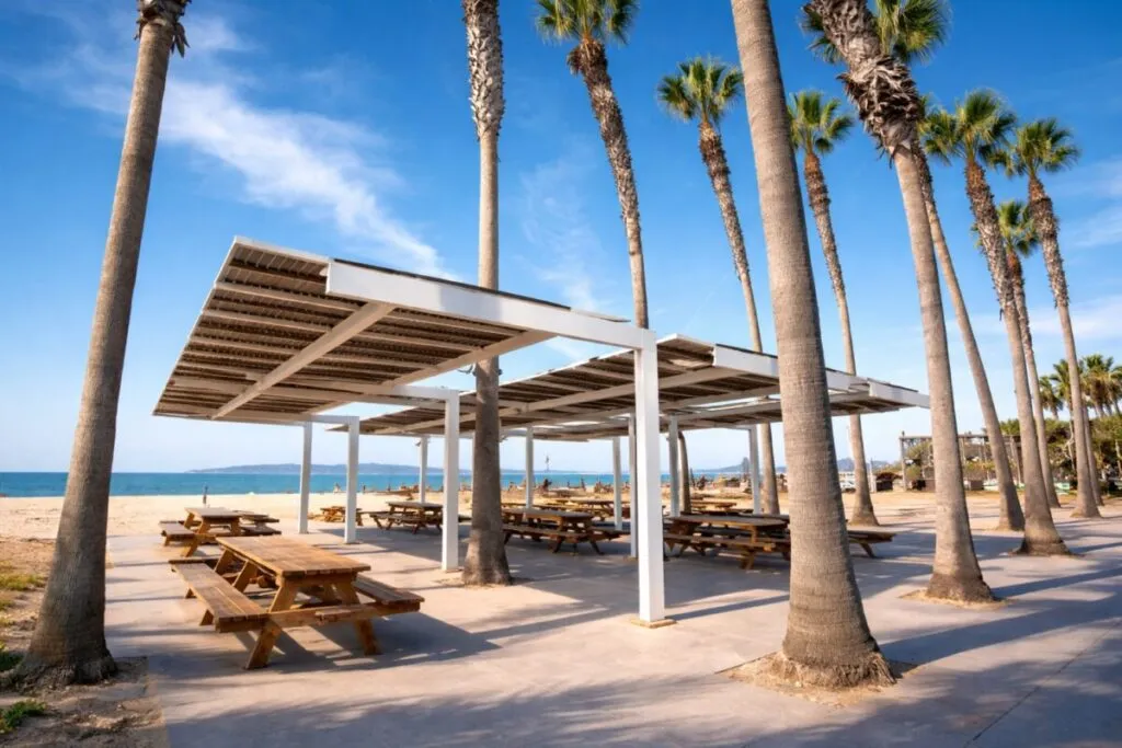 Vista artística de la futura zona de agua en Portwood Pier Plaza con juegos y familias en Imperial Beach
