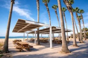 Vista artística de la futura zona de agua en Portwood Pier Plaza con juegos y familias en Imperial Beach