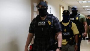 Ley de California prohíbe agentes enmascarados y enfrenta al gobierno estatal con la administración Trump