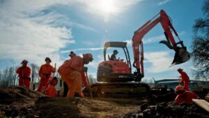 Trabajadores y empresarios en California analizan la nueva ley laboral AB 288 en medio de una disputa legal e incertidumbre económica