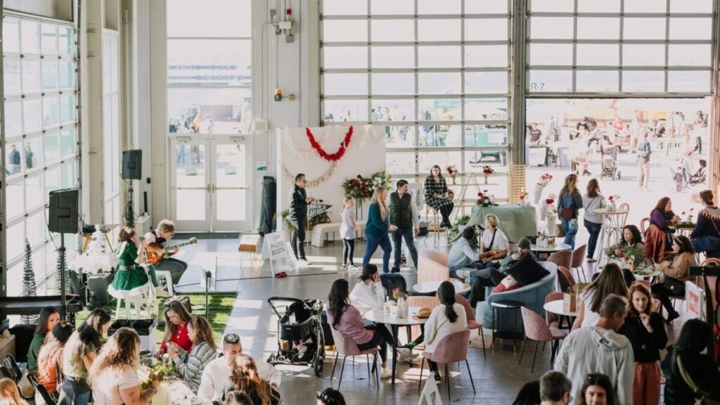 Feria Makers Arcade Holiday Fair con artesanos y familias en Broadway Pier