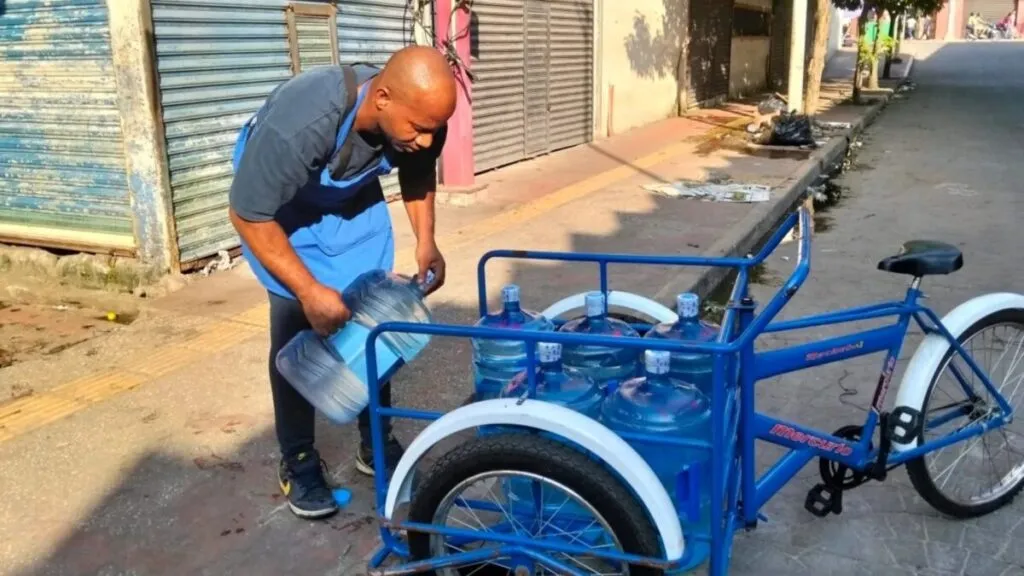 Migrantes deportados trabajan en un mercado mexicano mientras enfrentan falta de estatus legal