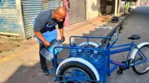 Migrantes deportados trabajan en un mercado mexicano mientras enfrentan falta de estatus legal