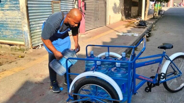 Migrantes deportados trabajan en un mercado mexicano mientras enfrentan falta de estatus legal